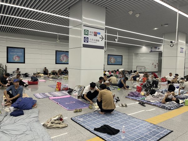 股民之家 超级台风逼近！深圳一地铁站开辟安置点 免费为400余名避险人员提供食物